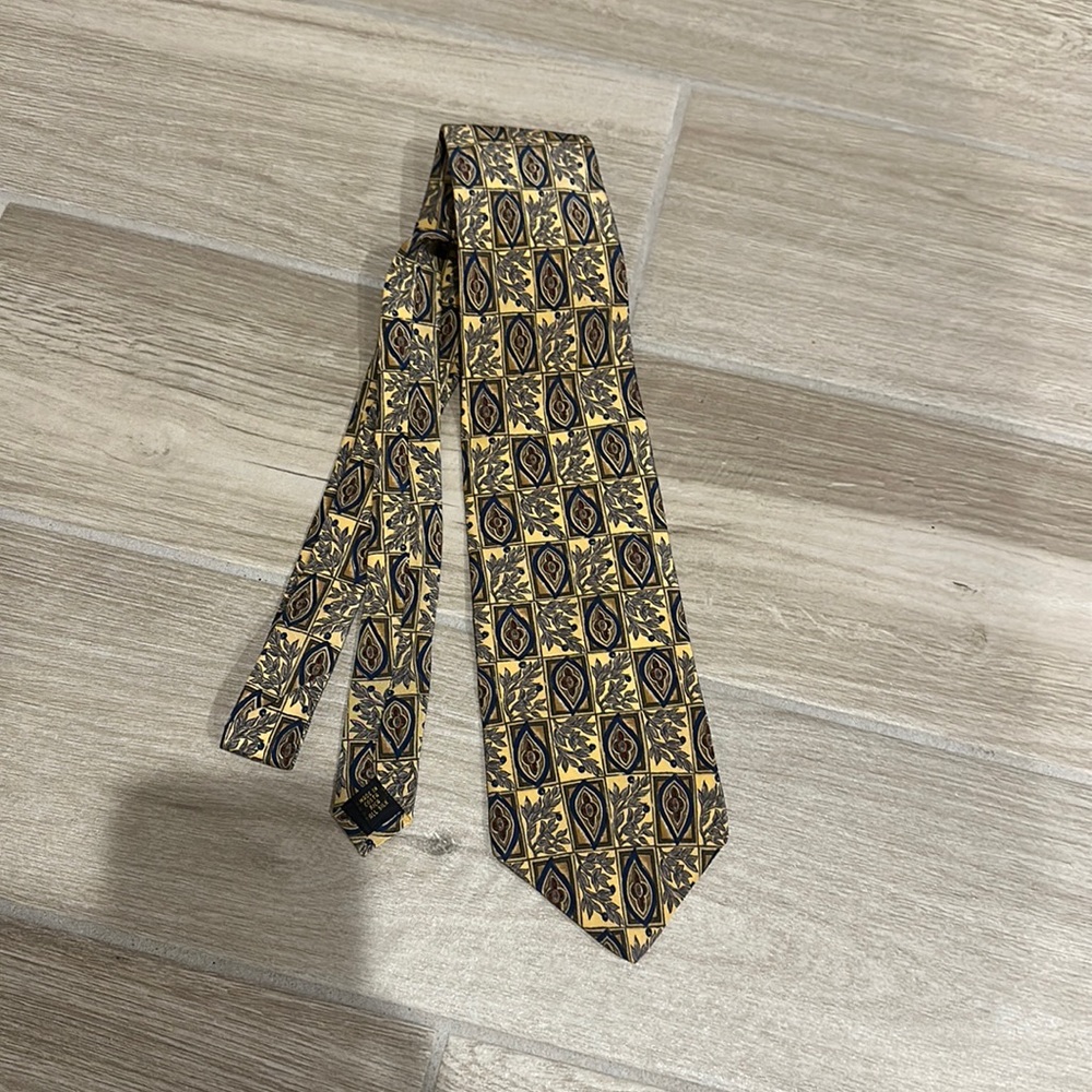 Beautiful classic Silk tie by Bill Blass